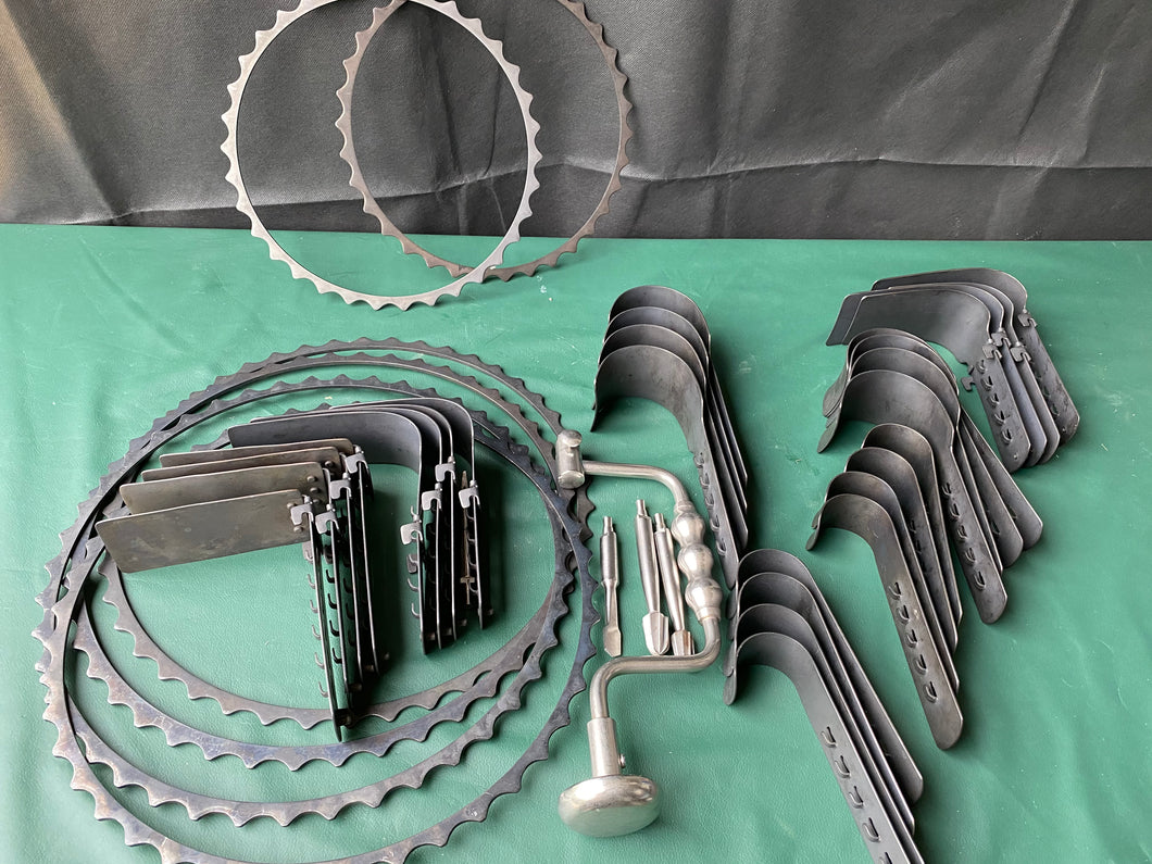 Surgical instruments retractors